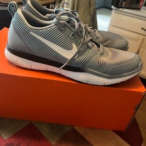 Men’s size 11.5 Nike shoes, slightly worn but in great condition